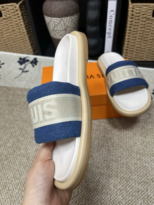 P320💰[New model] Long-term availability, 2025 new model, couple model [LOUlS VUlTTON] comes with drawer box, bag, card, invoice "Louis Vuitton ~ unique modern sandals. 》LV counter purchasing 🏃Men's and women's casual slippers, sold at the same time at the counter, the original old flower material upper is soft and comfortable, (refuses to discolor and rub the feet) sole: original factory special combination original sole, code number: 35--46 4 multiple colors 🉑️ to choose from